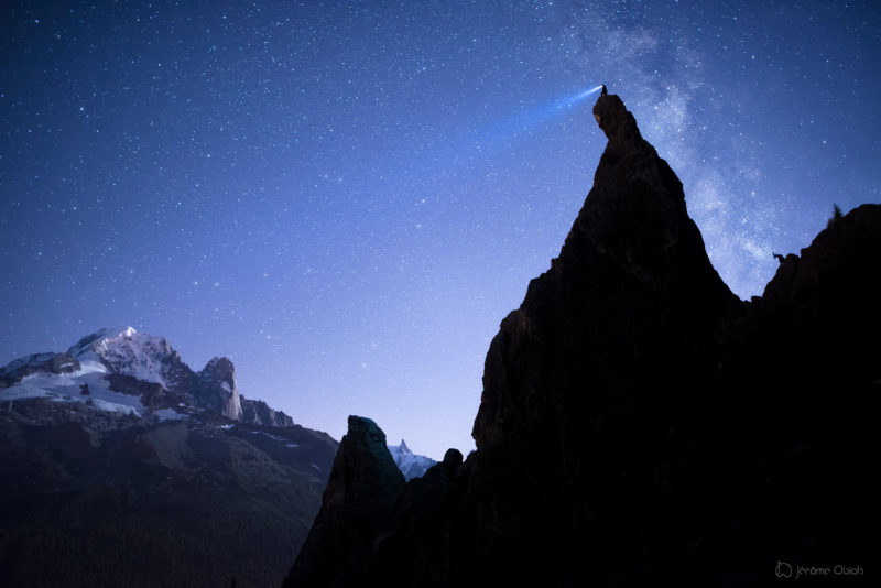 Voie lactée en montagne la nuit au dessus de la vallee Blanche et du Mont Blanc