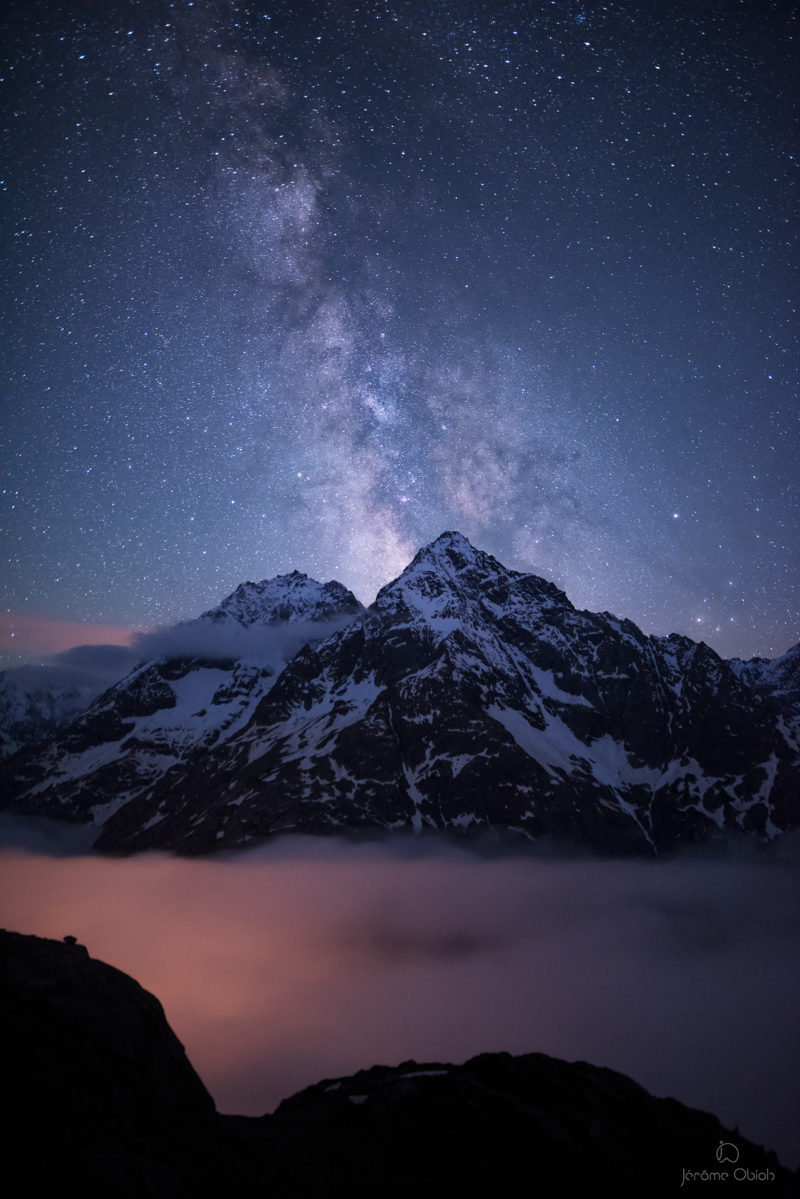 Voie lactée en montagne la nuit au dessus de la vallee Blanche et du Mont Blanc