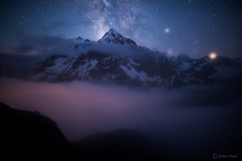 Voie lactée en montagne la nuit au dessus de la vallee Blanche et du Mont Blanc