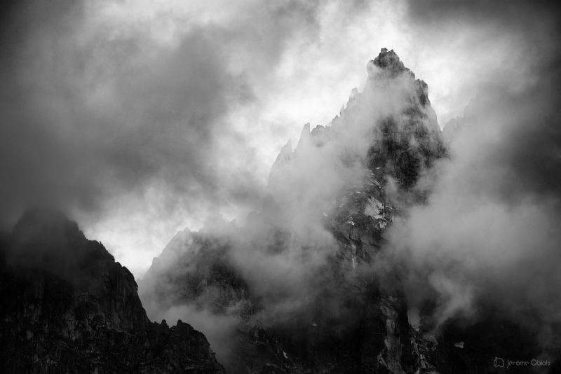 Photos d'art noir et blanc - Aiguille des Deux Aigles en noir et blanc - photographie alpine noir et blanc