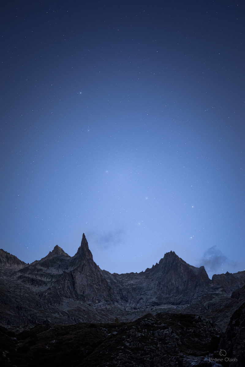 Voie lactée en montagne la nuit au dessus de la vallee Blanche et du Mont Blanc