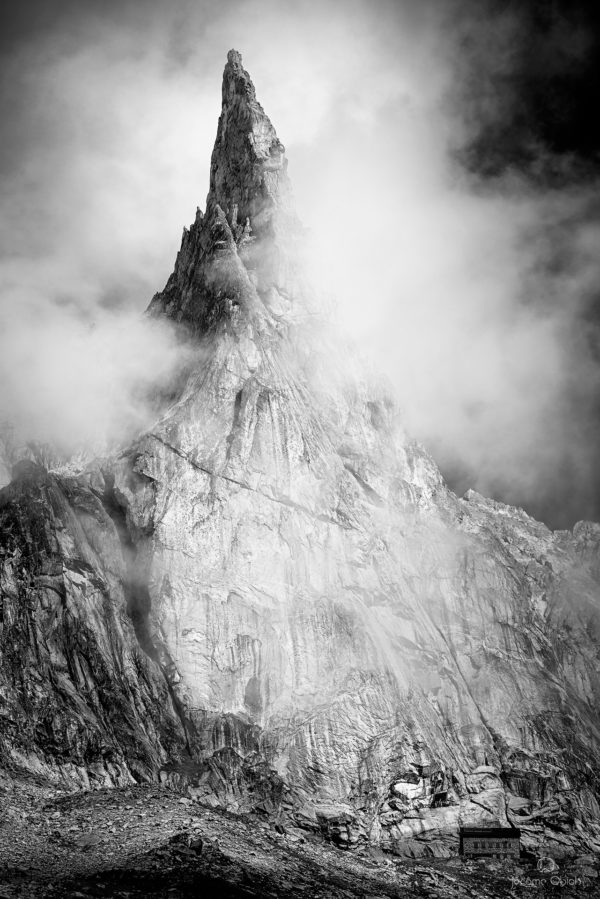 Photo alpine noir et blanc. Photo montagne noir et blanc de l'Aiguille Dibona dans les Ecrins.