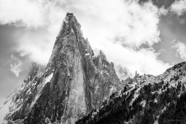 Photo en noir et blanc de la Face Ouest des Drus vu depuis Chamonix