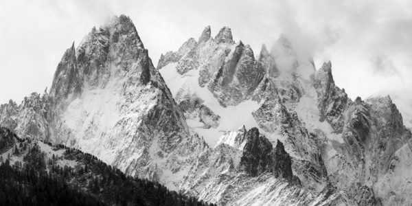 Premières neiges sur sur les Aiguilles de Chamonix en noir et blanc