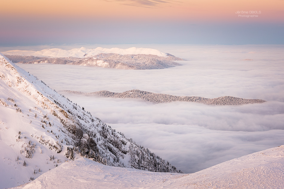 Le plateau de Font d'URle en hiver au dessus des nuages. Vu depuis le Pas de la Balme. Parc Regional Naturel du Vercors.