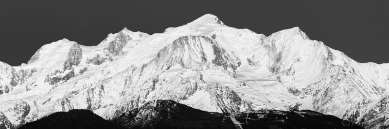 Photo du mont-blanc en noir et blanc avec à droite sa voie normale et l'arete des Bosses