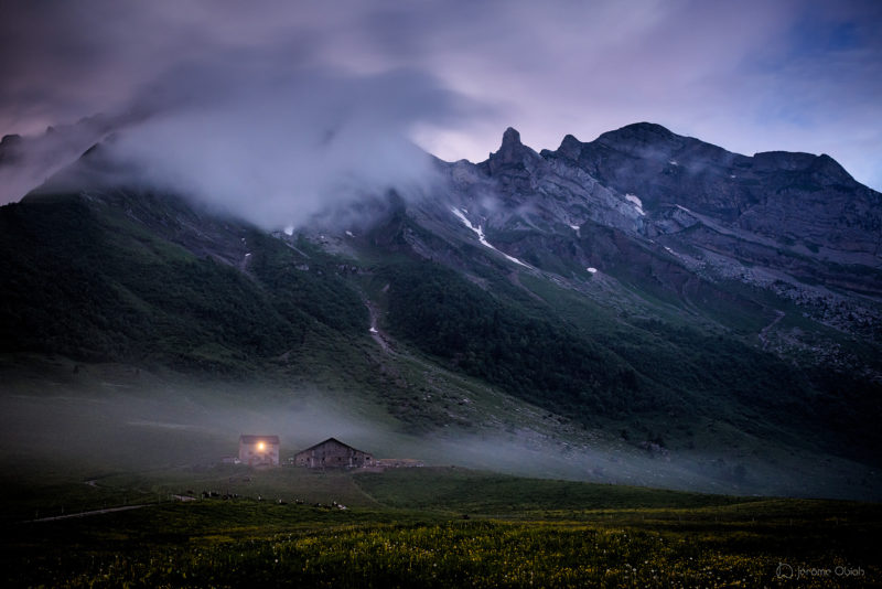 Voie lactée en montagne la nuit au dessus de la vallee Blanche et du Mont Blanc