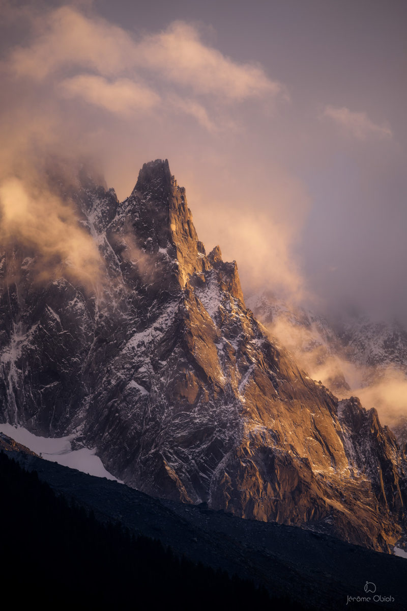 Photo du mont-blanc en noir et blanc avec à droite sa voie normale et l'arete des Bosses