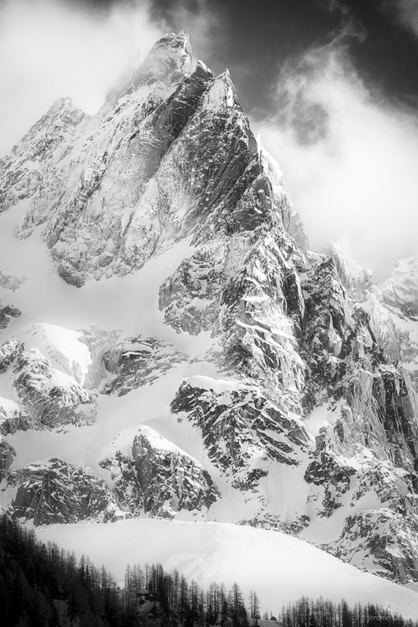 Aiguille de Blaitière enneigée en noir et blanc