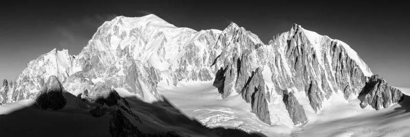 Photo du mont-blanc en noir et blanc avec à droite sa voie normale et l'arete des Bosses