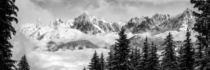 Photo du mont-blanc en noir et blanc avec à droite sa voie normale et l'arete des Bosses
