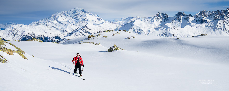 Skieur de randonne au Grand-Mont. Mont-Blanc en arriere-plan avec ciel bleu. Massif du Beaufortin.