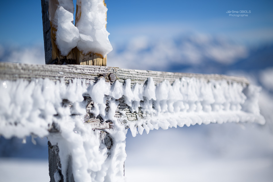 Glace sur une croix en bois en haute-montagne. Grand-Mont. Massif du Beaufortin.