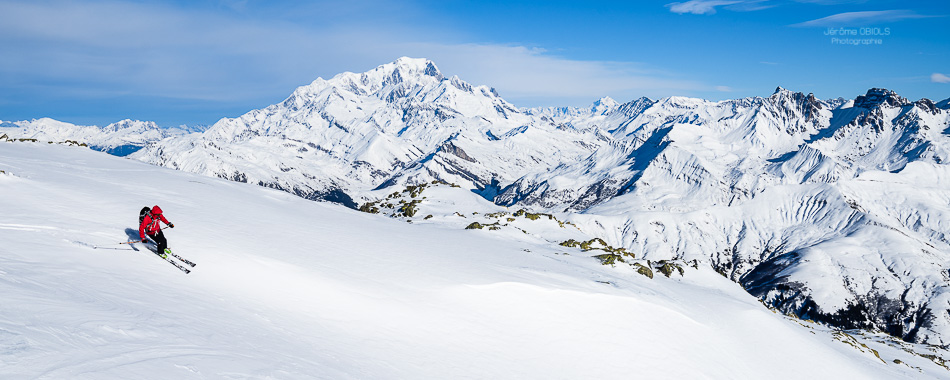 Skieur en descente dans le beaufortin face au Mont-Blanc. Grand Mont.