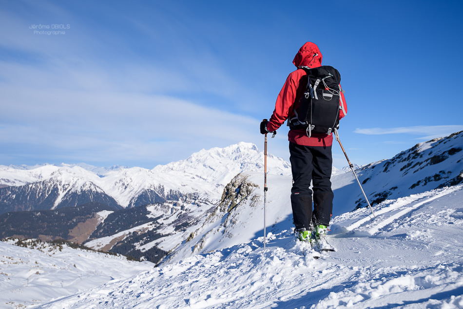 Skieur debout au sommet de la station d'Areches-Beaufort, regardant le Mont-Blanc. Grand-Mont. Massif du Beaufortin.