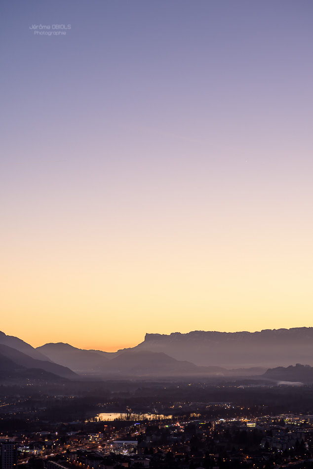 Coucher de soleil sur la combe de Savoie et la Dent de Crolles depuis Albertville.