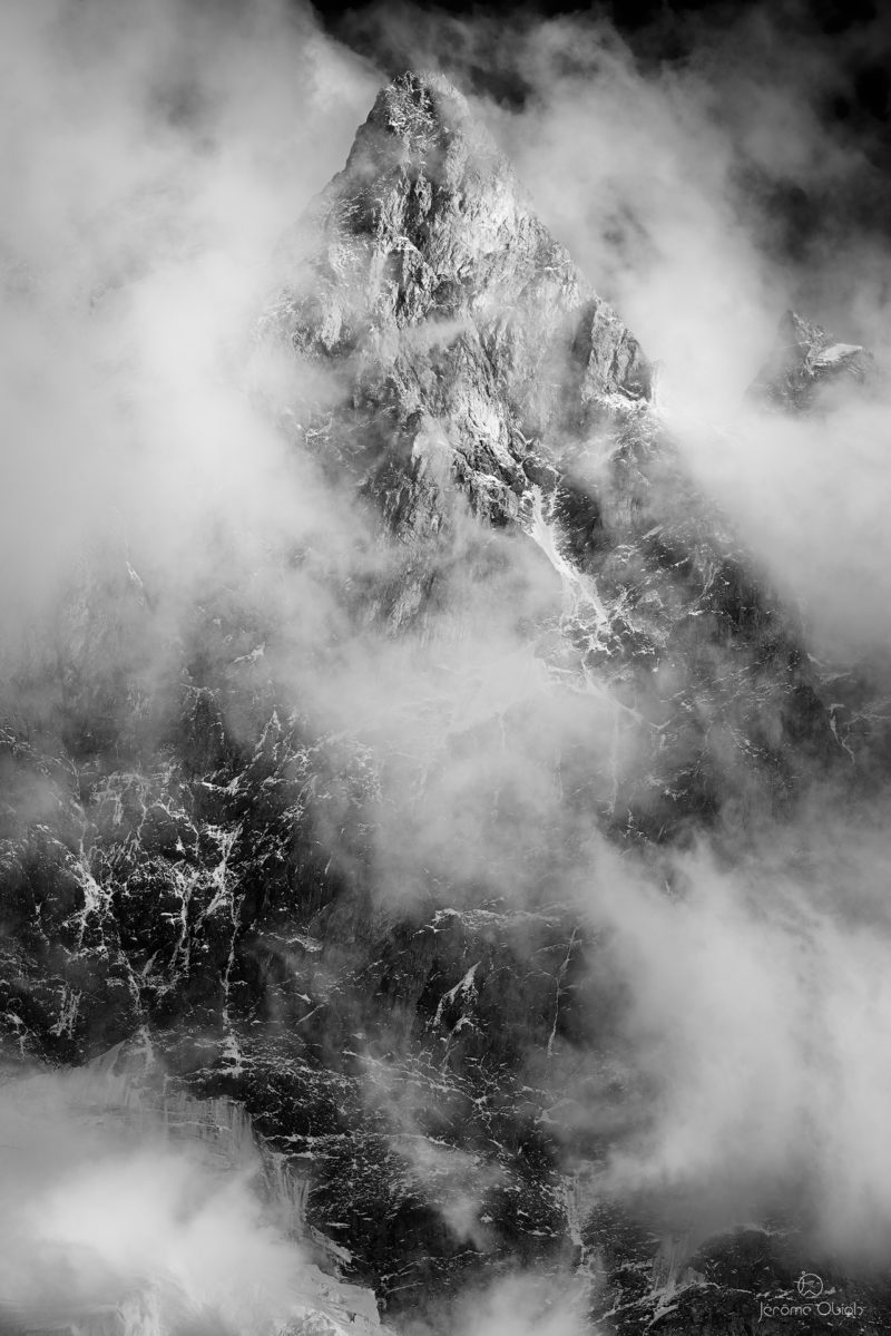 Photos d'art noir et blanc - Aiguille des Deux Aigles en noir et blanc - photographie alpine noir et blanc