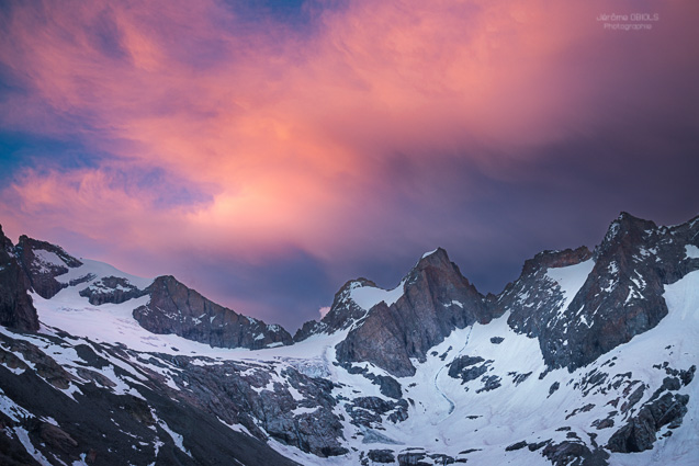 Nuages rougeoiyants au dessus des Tetes du Replat et du Rateau. Parc National des Ecrins.