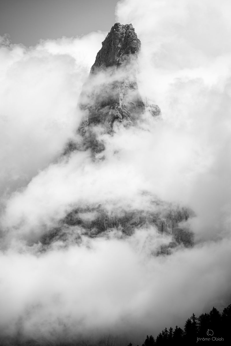 Photos d'art noir et blanc - Aiguille des Deux Aigles en noir et blanc - photographie alpine noir et blanc