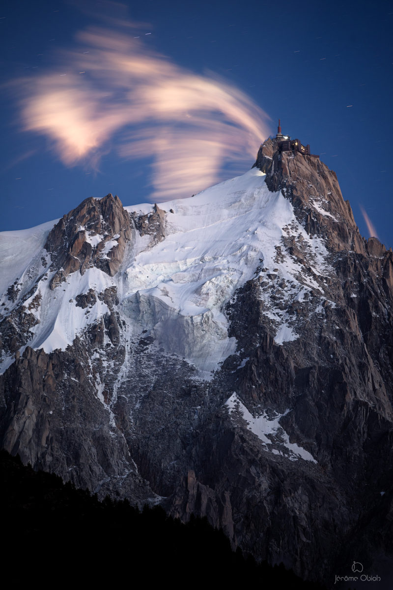 Voie lactée en montagne la nuit au dessus de la vallee Blanche et du Mont Blanc