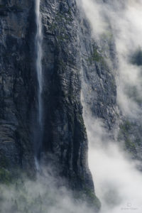 Cascade le long d'une falaise dans la vallée de Lauterbrunnen