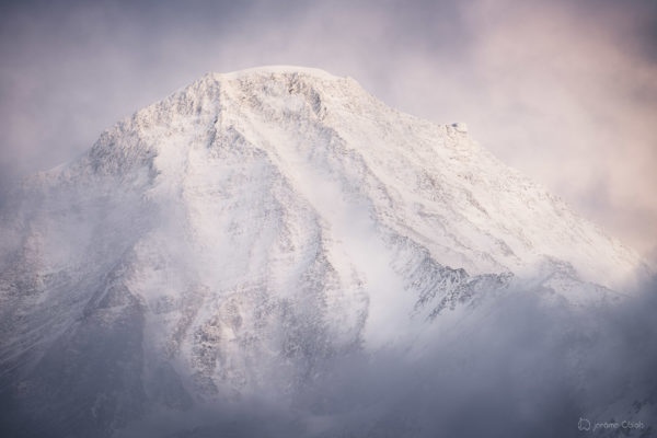 L'Aiguille du Goûter et le Refuge du Gouter en hiver au coucher de soleil