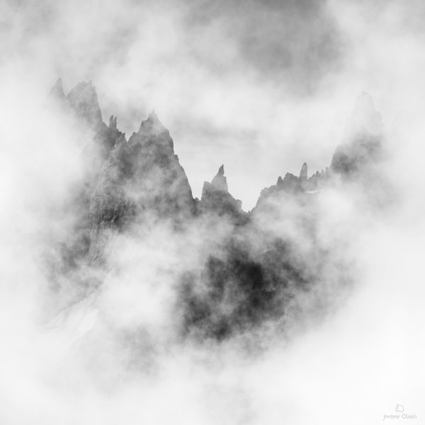 Nuages sur la Pointe de Lépiney dans les Aiguilles de Chamonix. Massif du Mont-Blanc.