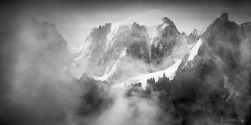 Photos d'art noir et blanc - Aiguille des Deux Aigles en noir et blanc - photographie alpine noir et blanc