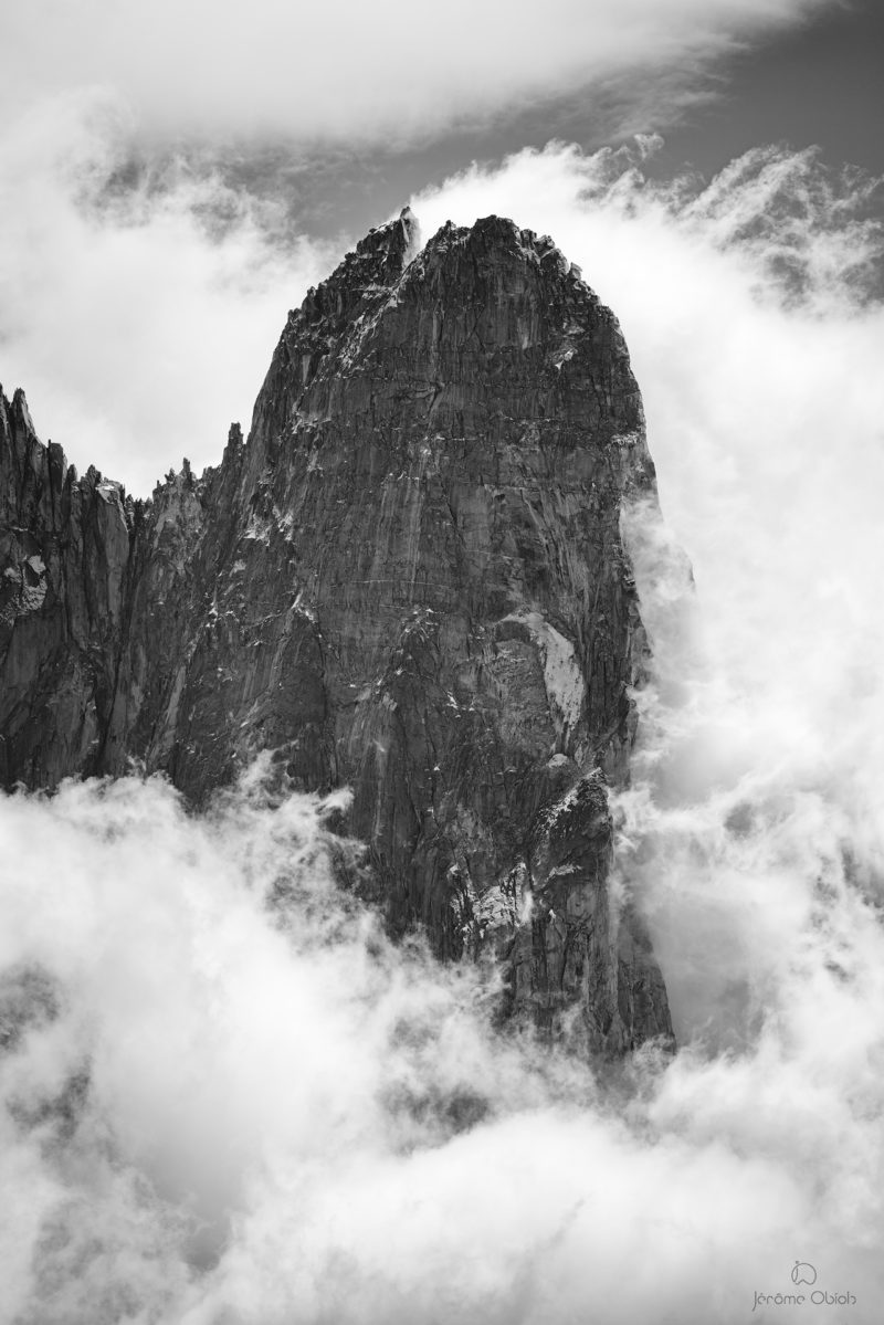 Photo du mont-blanc en noir et blanc avec à droite sa voie normale et l'arete des Bosses
