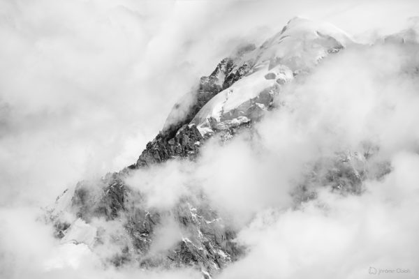 iguille Verte et arête des Grands Montets entourée de nuages. Massif du Mont-Blanc.