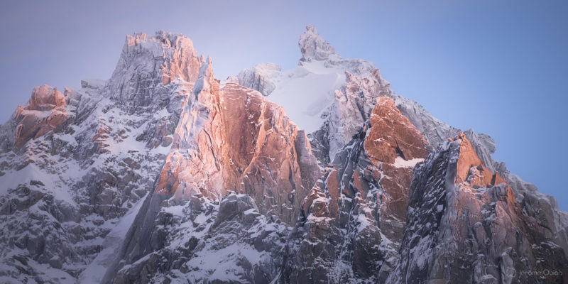 Photo du mont-blanc en noir et blanc avec à droite sa voie normale et l'arete des Bosses