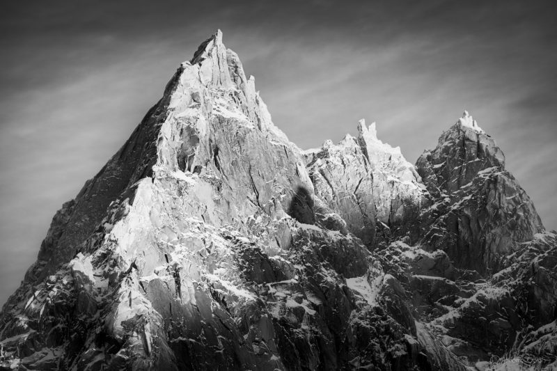 Photo du mont-blanc en noir et blanc avec à droite sa voie normale et l'arete des Bosses