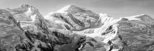 Panorama sur le Mont-Blanc - versant Chamonix en noir et blanc.