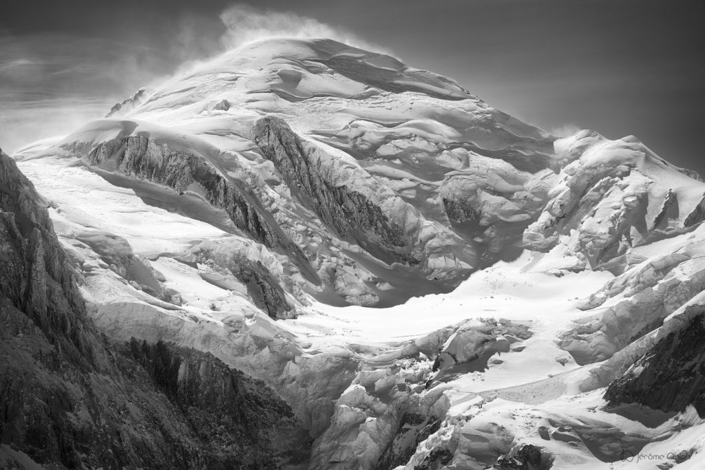 Face nord du mont Blanc et glaciers et séracs de la face nord du Mont-Blanc en noir et blanc sous la neige en en hiver.
