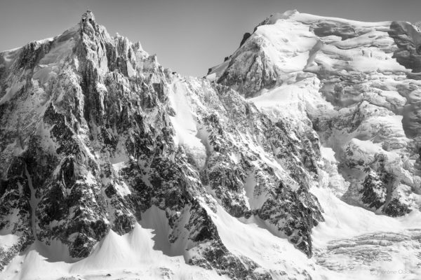 L'Aiguille du Midi et le Mont-Blanc du Tacul en noir et blanc en hiver.