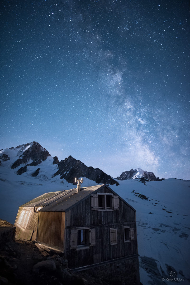 Voie lactée en montagne la nuit au dessus de la vallee Blanche et du Mont Blanc