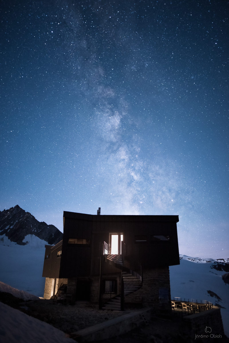 Voie lactée en montagne la nuit au dessus de la vallee Blanche et du Mont Blanc