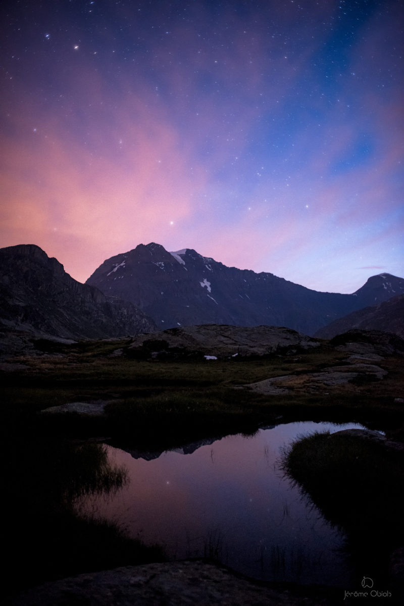 Voie lactée en montagne la nuit au dessus de la vallee Blanche et du Mont Blanc