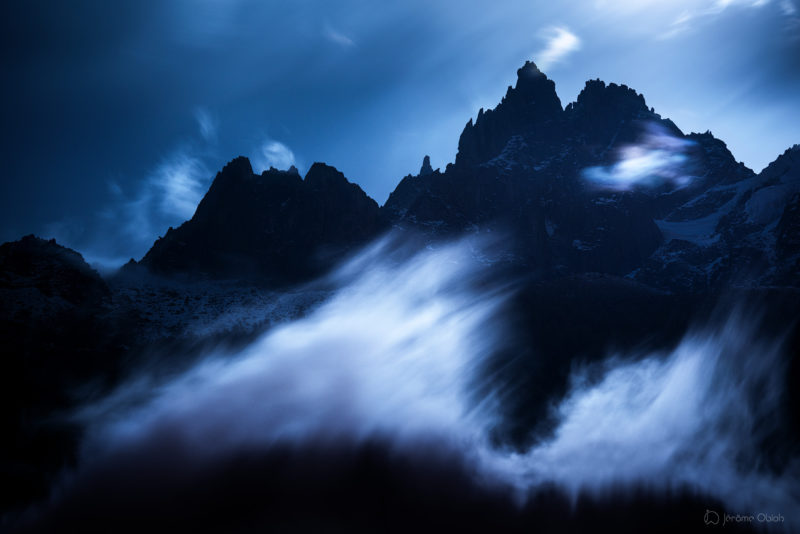 Voie lactée en montagne la nuit au dessus de la vallee Blanche et du Mont Blanc