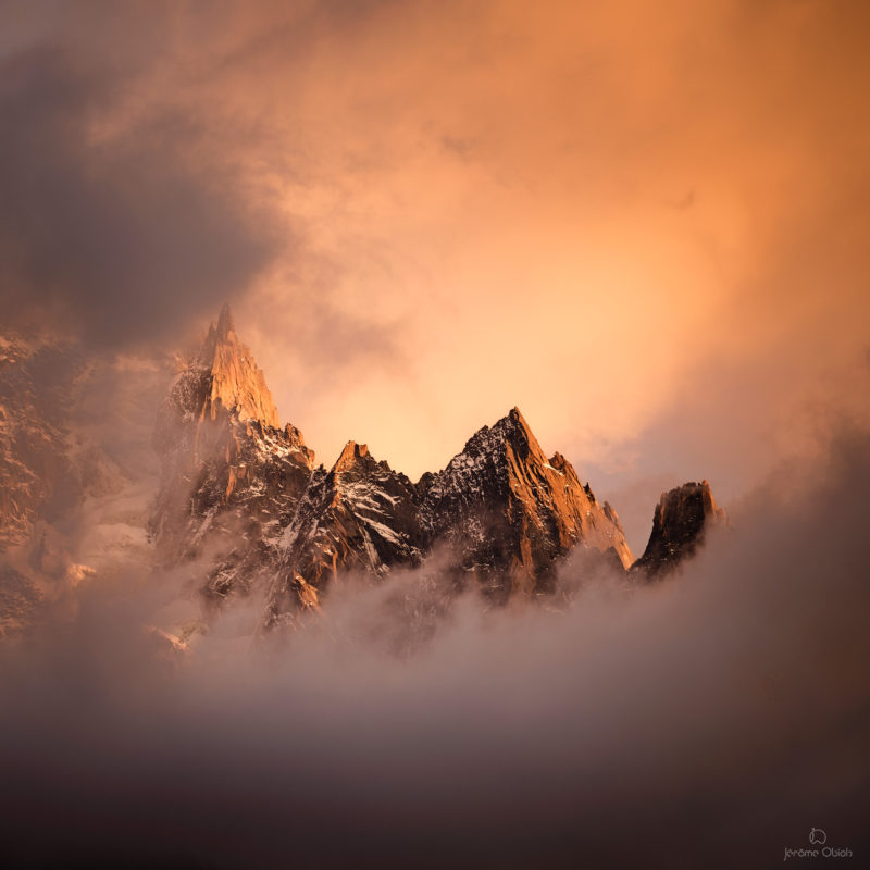 Photo du mont-blanc en noir et blanc avec à droite sa voie normale et l'arete des Bosses