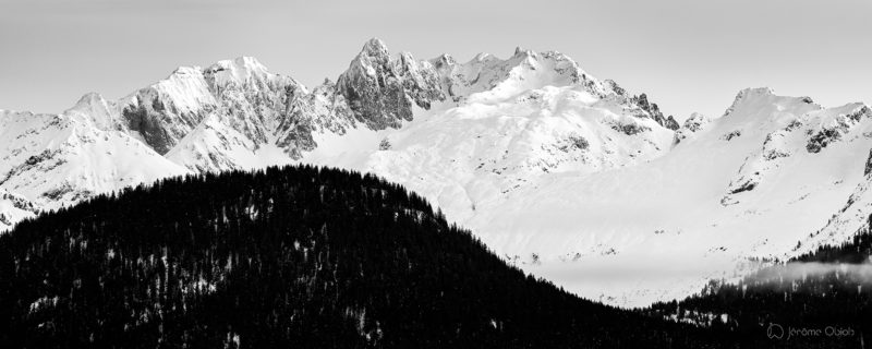 Photo du mont-blanc en noir et blanc avec à droite sa voie normale et l'arete des Bosses