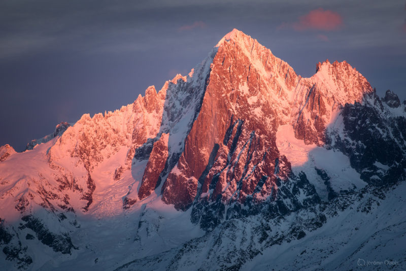 Photo du mont-blanc en noir et blanc avec à droite sa voie normale et l'arete des Bosses