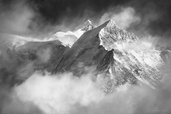 Mont-Blanc et Aiguille de Bionnassay en noir et blanc en hiver sous la neige