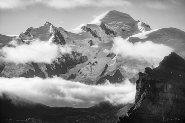 Photo du mont-blanc en noir et blanc avec à droite sa voie normale et l'arete des Bosses