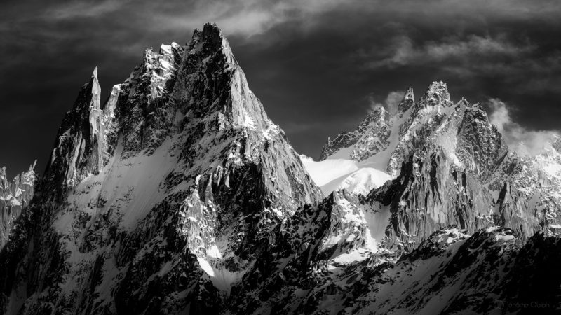 Photo du mont-blanc en noir et blanc avec à droite sa voie normale et l'arete des Bosses