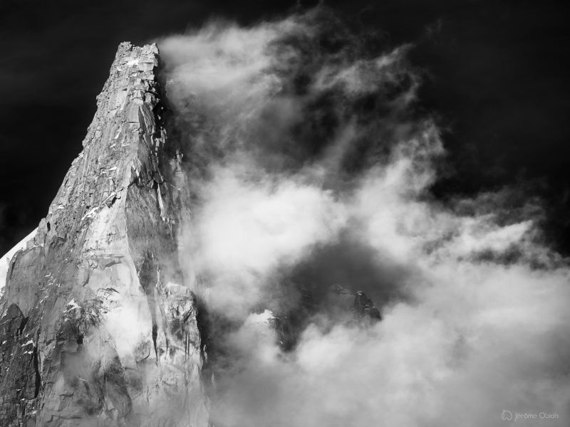 Photos d'art noir et blanc - Aiguille des Deux Aigles en noir et blanc - photographie alpine noir et blanc