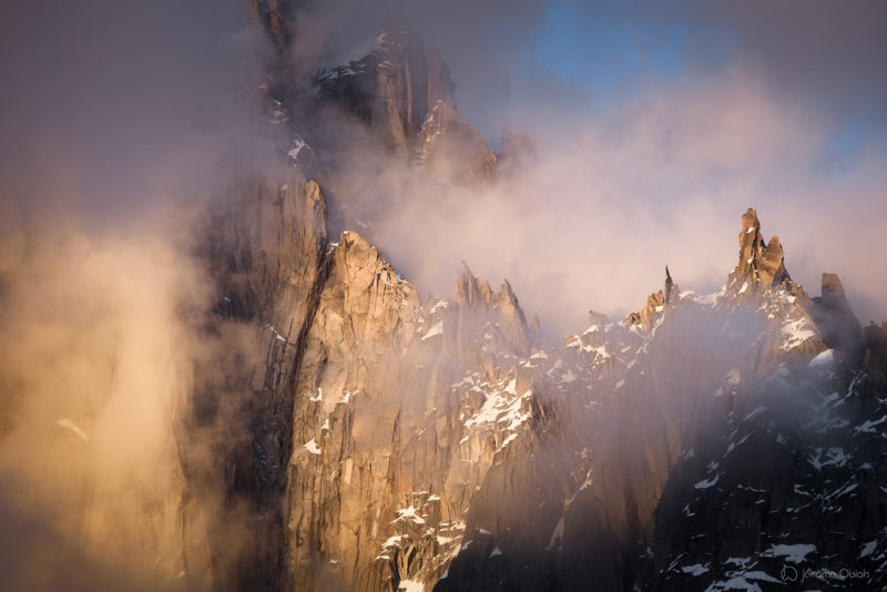 Photo du mont-blanc en noir et blanc avec à droite sa voie normale et l'arete des Bosses