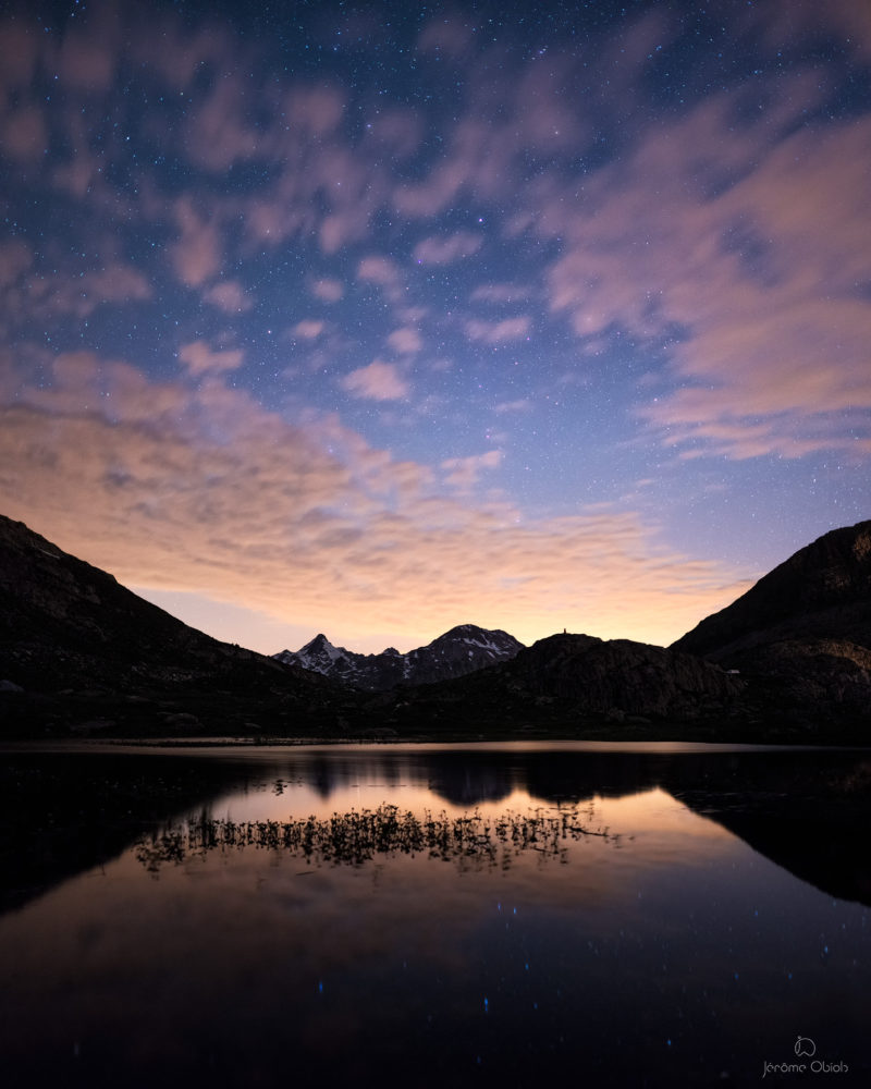 Voie lactée en montagne la nuit au dessus de la vallee Blanche et du Mont Blanc