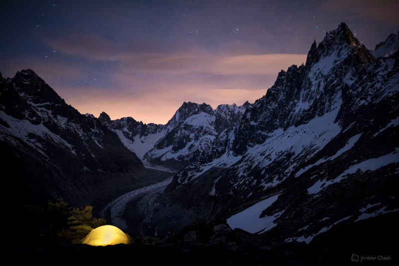 Voie lactée en montagne la nuit au dessus de la vallee Blanche et du Mont Blanc