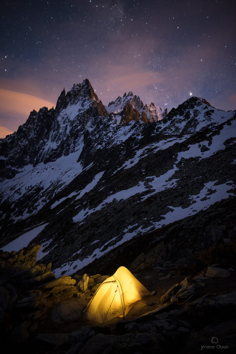 Voie lactée en montagne la nuit au dessus de la vallee Blanche et du Mont Blanc